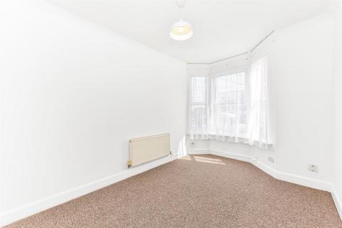 2 bedroom flat to rent, Tavistock Avenue, Walthamstow, E17