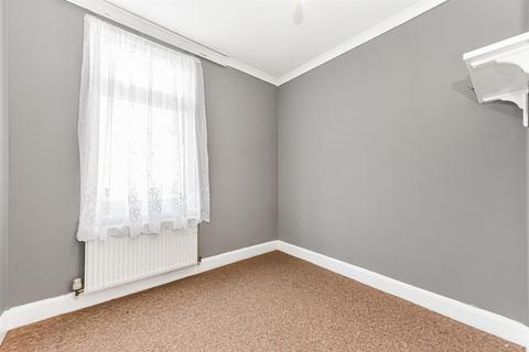 2 bedroom flat to rent, Tavistock Avenue, Walthamstow, E17