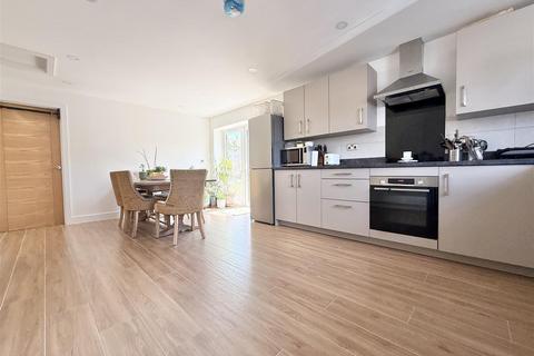 5 bedroom semi-detached house for sale, Horndean Avenue, Wigston LE18