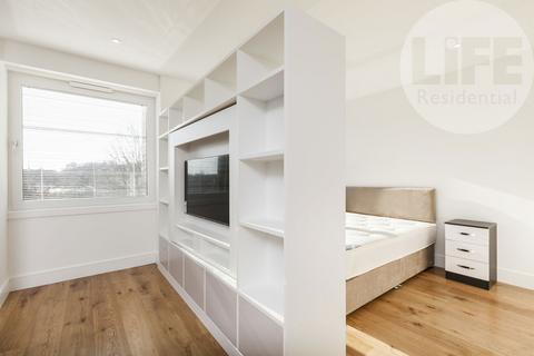 Studio to rent, Molesworth Street, London SE13