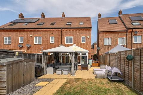 4 bedroom townhouse for sale, Greenkeepers Road, Great Denham, Bedford