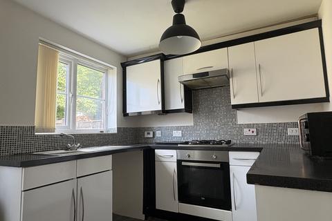 3 bedroom terraced house to rent, Barlow Close, Bury, BL9