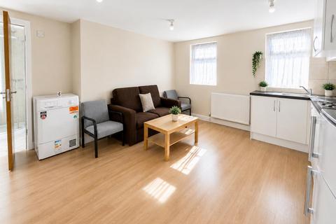 2 bedroom apartment to rent, Blackberry Farm Close, Hounslow TW5