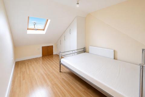 2 bedroom apartment to rent, Blackberry Farm Close, Hounslow TW5