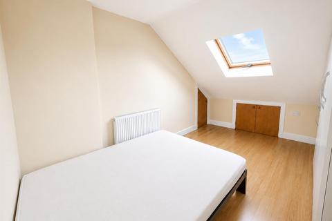 2 bedroom apartment to rent, Blackberry Farm Close, Hounslow TW5