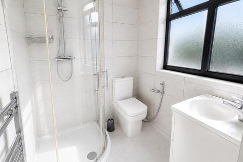 2 bedroom apartment to rent, Blackberry Farm Close, Hounslow TW5