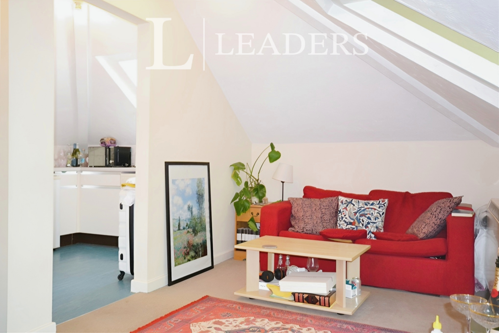 Apartment in Cambridge, Petersfield - View 3