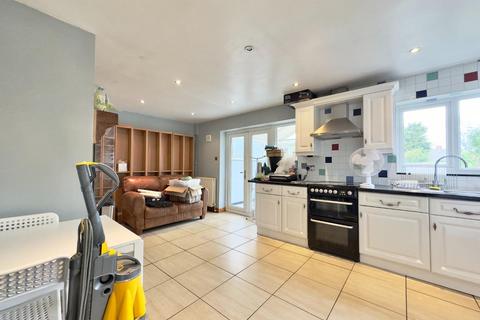 3 bedroom semi-detached house to rent, Monkspring, Worsbrough