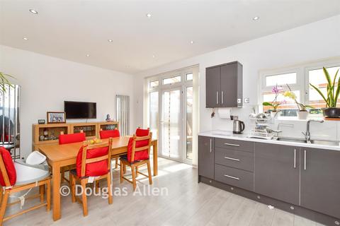 Chigwell Road, Woodford Green IG8