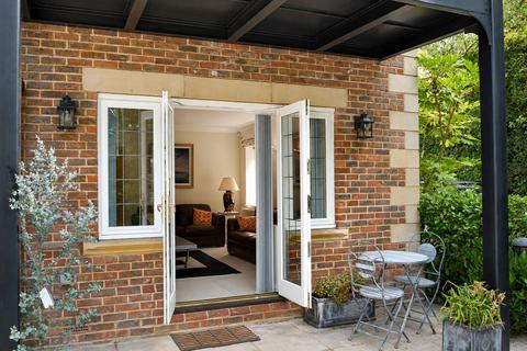 2 bedroom apartment for sale, Caenshill House, Chaucer Avenue, Weybridge, KT13