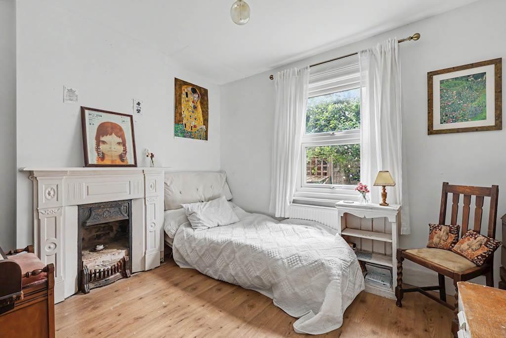 Bedroom, fireplace