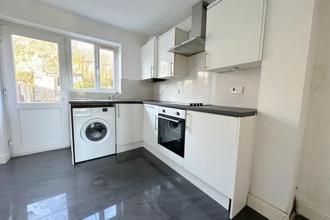 2 bedroom end of terrace house to rent, Wiseman Close, Luton, LU2
