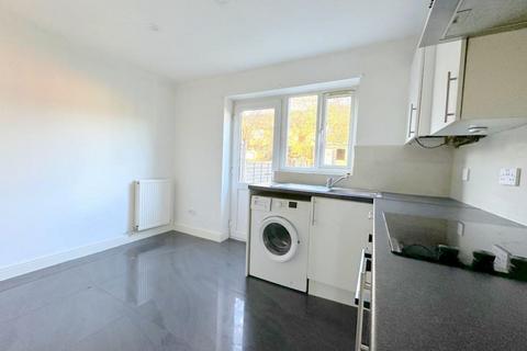 2 bedroom end of terrace house to rent, Wiseman Close, Luton, LU2