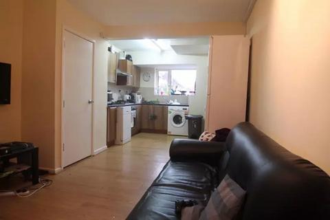 6 bedroom semi-detached house to rent, Abbotts Close, Uxbridge, UB8