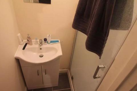 6 bedroom semi-detached house to rent, Abbotts Close, Uxbridge, UB8