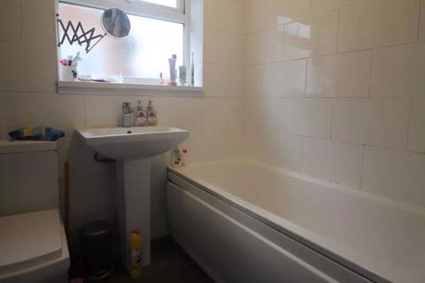6 bedroom semi-detached house to rent, Abbotts Close, Uxbridge, UB8