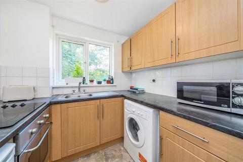 Studio to rent, Myers Lane, London SE14
