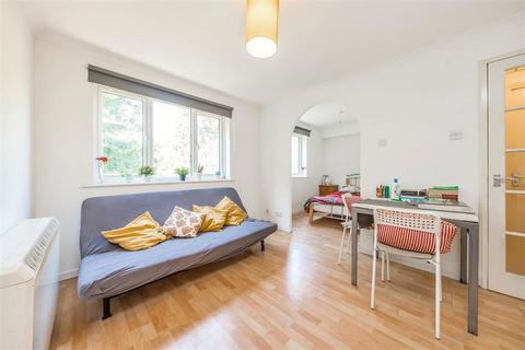 Studio to rent, Myers Lane, London SE14