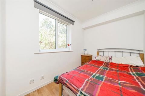 Studio to rent, Myers Lane, London SE14