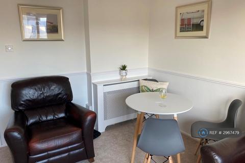 2 bedroom flat to rent, Embassy Court, Southsea, PO4
