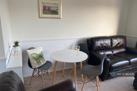 2 bedroom flat to rent, Embassy Court, Southsea, PO4