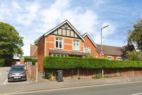 2 bed flat/apartment for rent in Connaught Road, Fleet, Hampshire, GU51