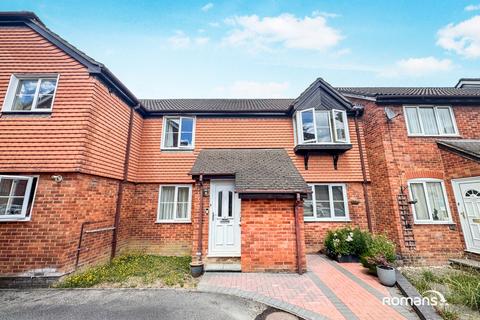 2 bedroom maisonette for sale, Finch Close, Tadley, Hampshire
