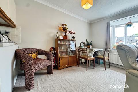 2 bedroom maisonette for sale, Finch Close, Tadley, Hampshire