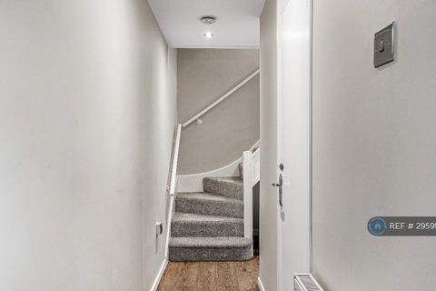 2 bedroom flat to rent, Haygarth, Knebworth, SG3
