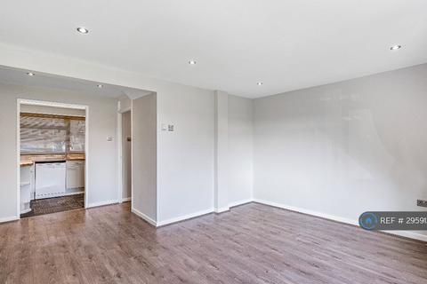 2 bedroom flat to rent, Haygarth, Knebworth, SG3