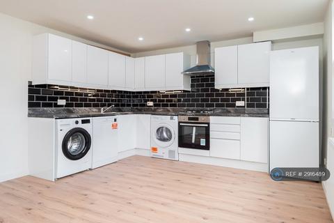 3 bedroom maisonette to rent, Dowdeswell Close, London, SW15