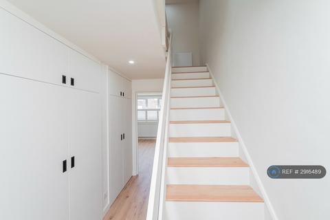 3 bedroom maisonette to rent, Dowdeswell Close, London, SW15