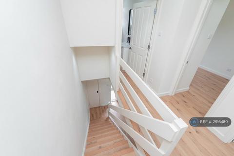 3 bedroom maisonette to rent, Dowdeswell Close, London, SW15