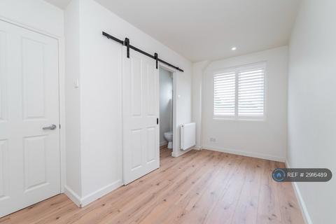 3 bedroom maisonette to rent, Dowdeswell Close, London, SW15