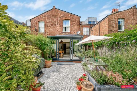 3 bedroom flat for sale, Fortis Green Avenue, London, N2