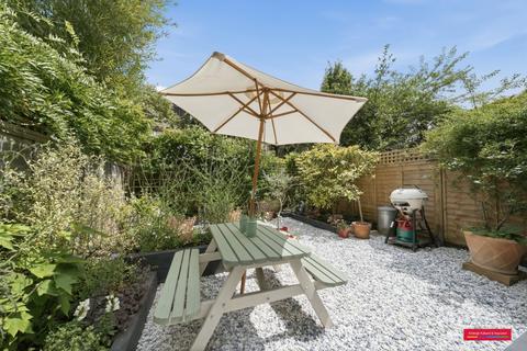 3 bedroom flat for sale, Fortis Green Avenue, London, N2