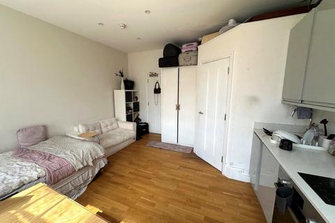 Studio to rent, Pentonville Road, Kings Cross, London