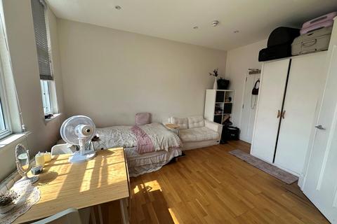 Studio to rent, Pentonville Road, Kings Cross, London
