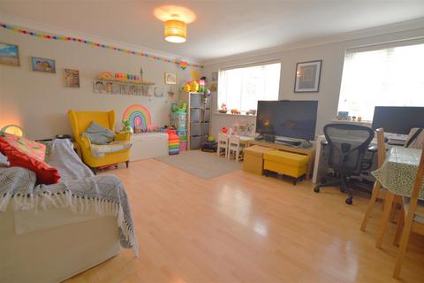 2 bedroom flat for sale, Lovegrove Drive, Slough