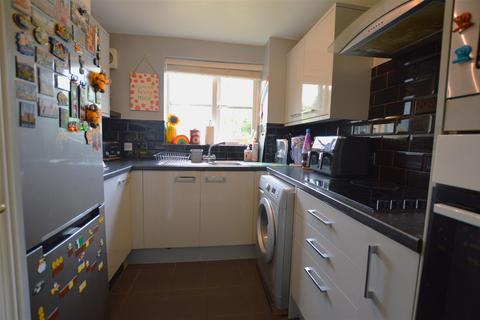 2 bedroom flat for sale, Lovegrove Drive, Slough