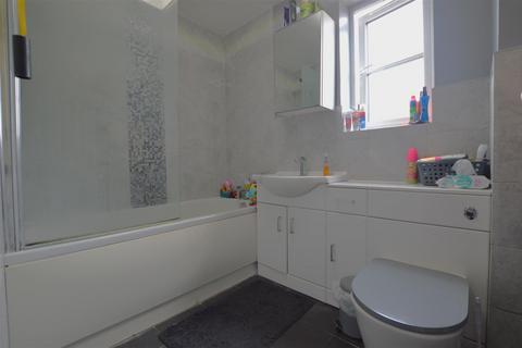 2 bedroom flat for sale, Lovegrove Drive, Slough