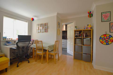 2 bedroom flat for sale, Lovegrove Drive, Slough