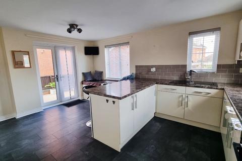 4 bedroom detached house to rent, Samian Close, Worksop