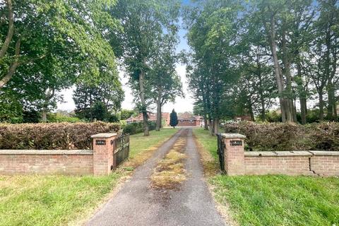 3 bedroom bungalow to rent, Halls Road, Tilehurst, Reading, Berkshire, RG30