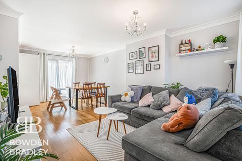 2 bedroom terraced house for sale, Fencepiece Road, Hainault, IG6