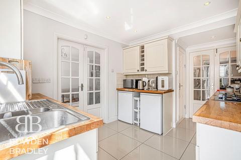 2 bedroom terraced house for sale, Fencepiece Road, Hainault, IG6