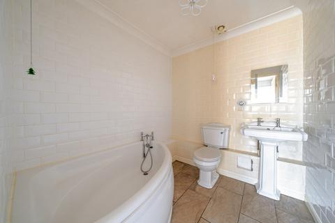 1 bedroom apartment for sale, Bramhope Lane, London