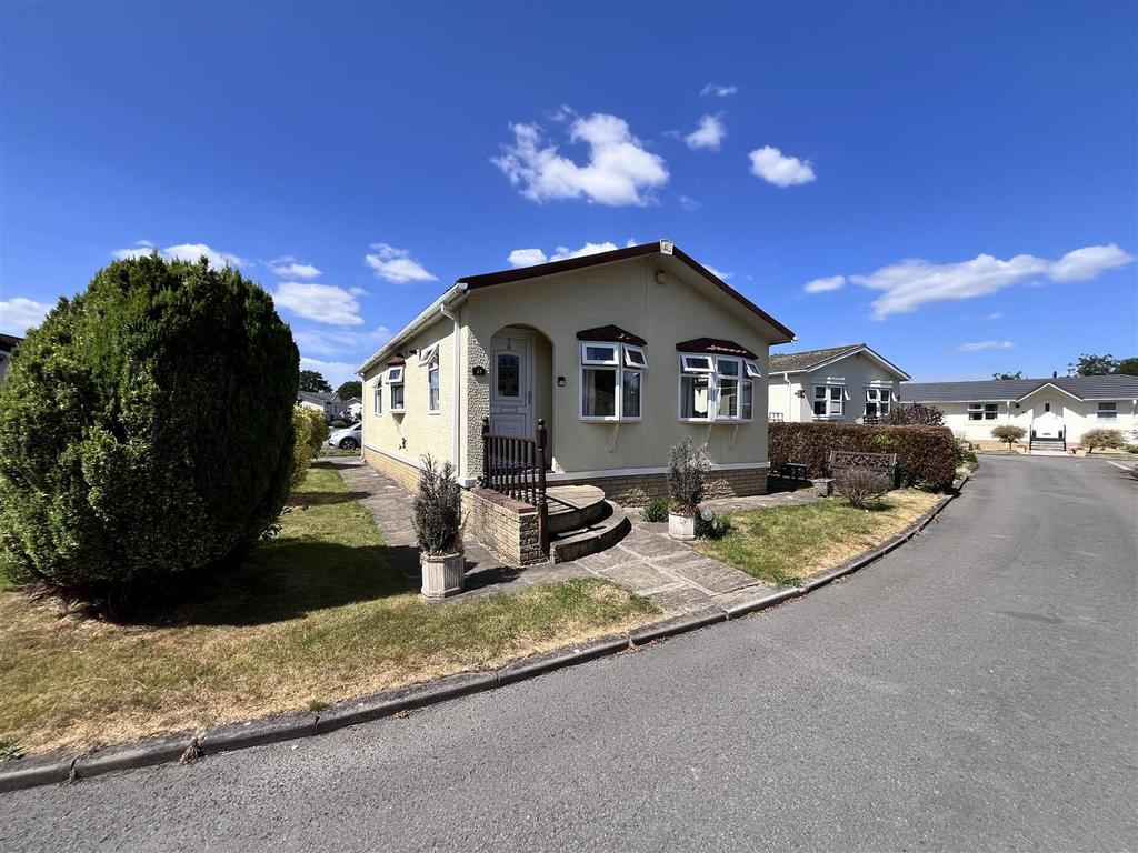 Detached house exterior, driveway