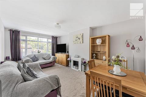 2 bedroom maisonette for sale, Warren Road, London