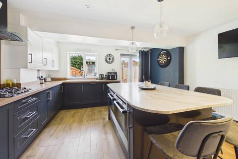 4 bedroom end of terrace house for sale, Lime Avenue, Brough, HU15 1SU